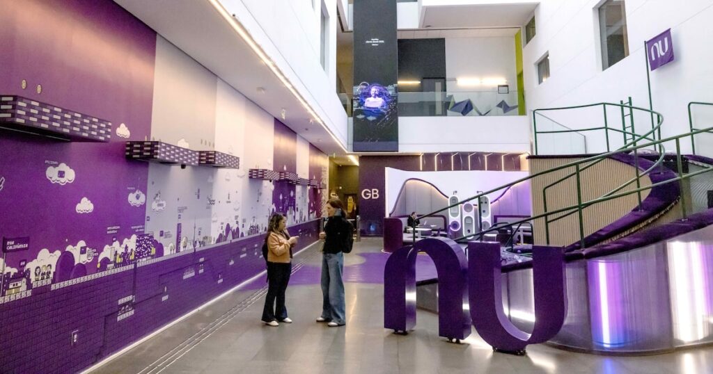 Pantalla de computadora mostrando gráfico de crecimiento de Nubank con datos de México y Brasil en 2025