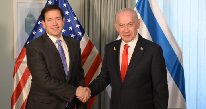 Benjamin Netanyahu y Donald Trump firman documento de la Junta de Paz con mapa de Gaza de fondo y banderas de Israel y EE.UU.