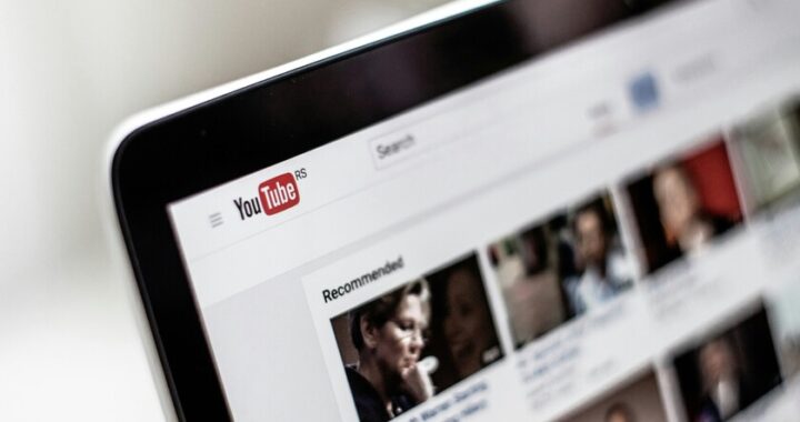 Gráfico comparativo de ingresos 2025: YouTube 60.000M vs Netflix 45.000M con iconos de publicidad y suscripciones