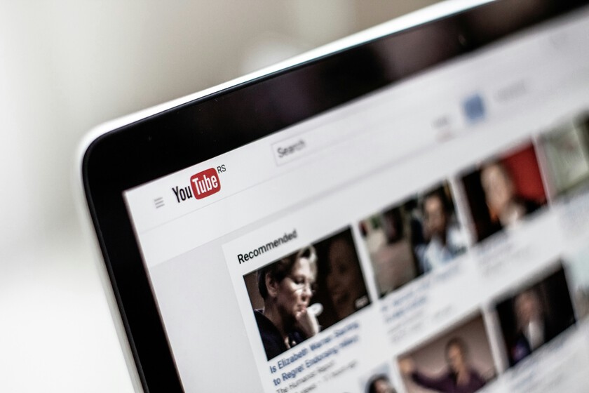 Gráfico comparativo de ingresos 2025: YouTube 60.000M vs Netflix 45.000M con iconos de publicidad y suscripciones
