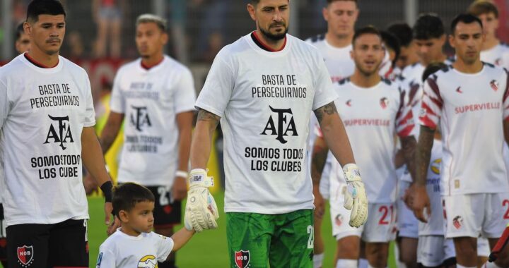 Jugadores de Newell’s con camiseta blanca de protesta 'Basta de perseguirnos' en partido vs Estudiantes