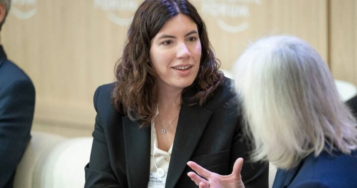 Delfina Arambillet, joven líder argentina, debate sobre IA en panel del Foro Económico Mundial con expertos globales