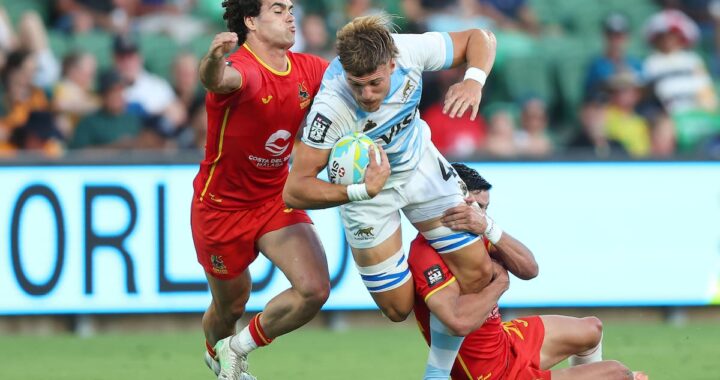 Jugador de Pumas 7s con gesto de frustración tras decisión del TMO en Perth 2025, partido clave perdido 26-19