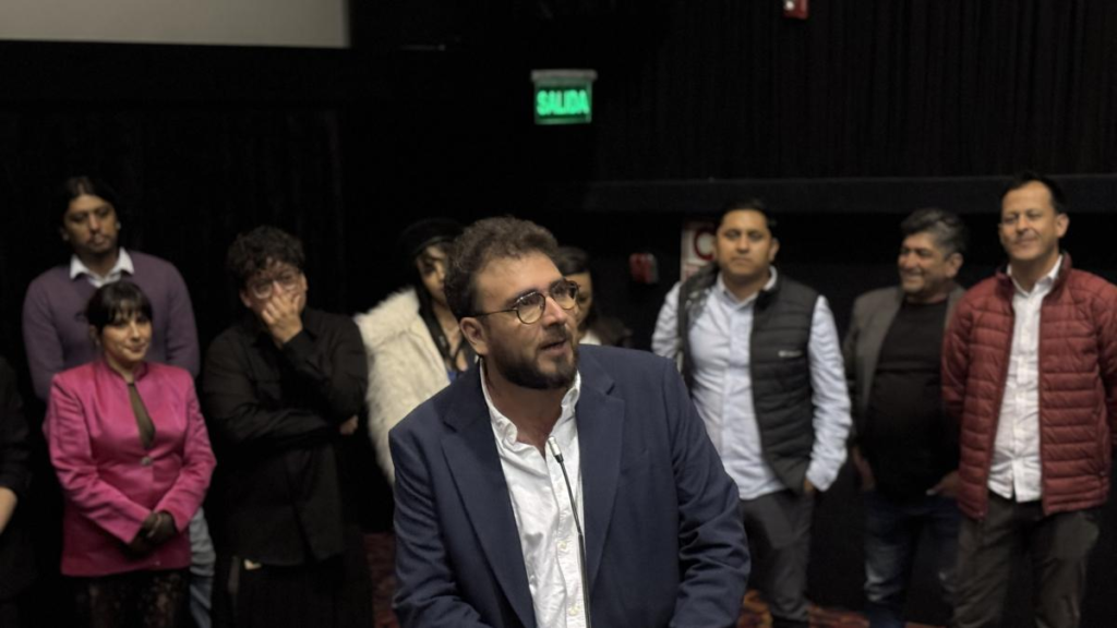 Escena de 'Nosotros, mi papá y el perro' con familia en crisis y perro Igor observando desde el sofá