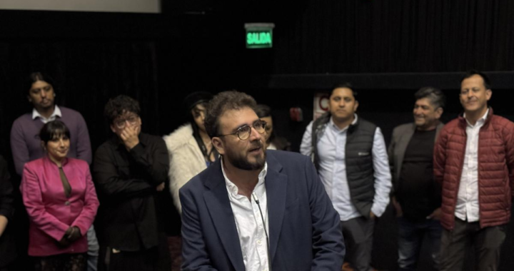 Escena de 'Nosotros, mi papá y el perro' con familia en crisis y perro Igor observando desde el sofá