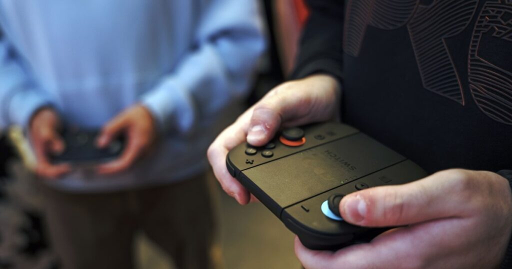 Gráfico comparativo de precios de chips DRAM (subida 40% en 2024) frente a consolas Nintendo Switch 2 y PlayStation 5 en producción