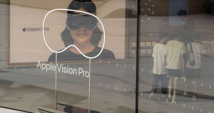 Prototipos de gafas y colgante de Apple con cámaras de IA integradas en diseño minimalista sobre mesa de laboratorio