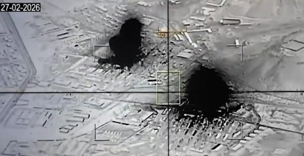 Mapa de la Línea Durand con marcas de bombardeos paquistaníes sobre Kabul y 6 provincias afganas, en rojo zonas en conflicto