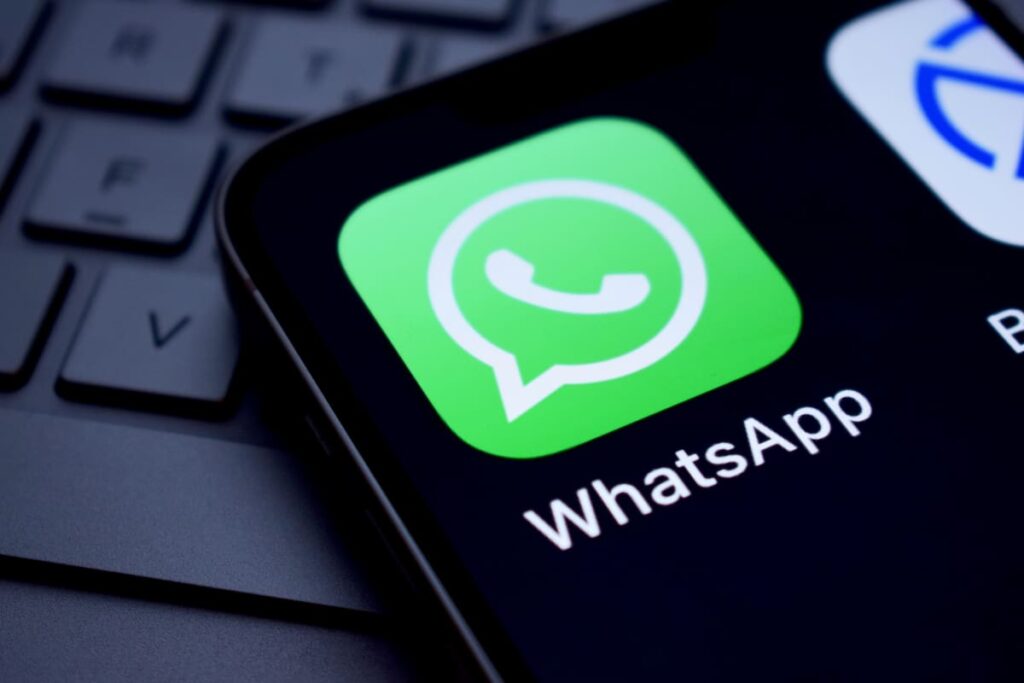 Pantalla de WhatsApp mostrando opción de restauración de backup desde Google Drive con icono de nube y mensaje 'Copias de seguridad encontradas'