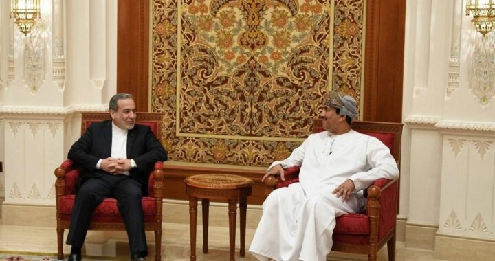 Ministro iraní Abbas Araqchi y delegados en Mascate, Omán, durante tensas negociaciones nucleares con presencia de Jared Kushner