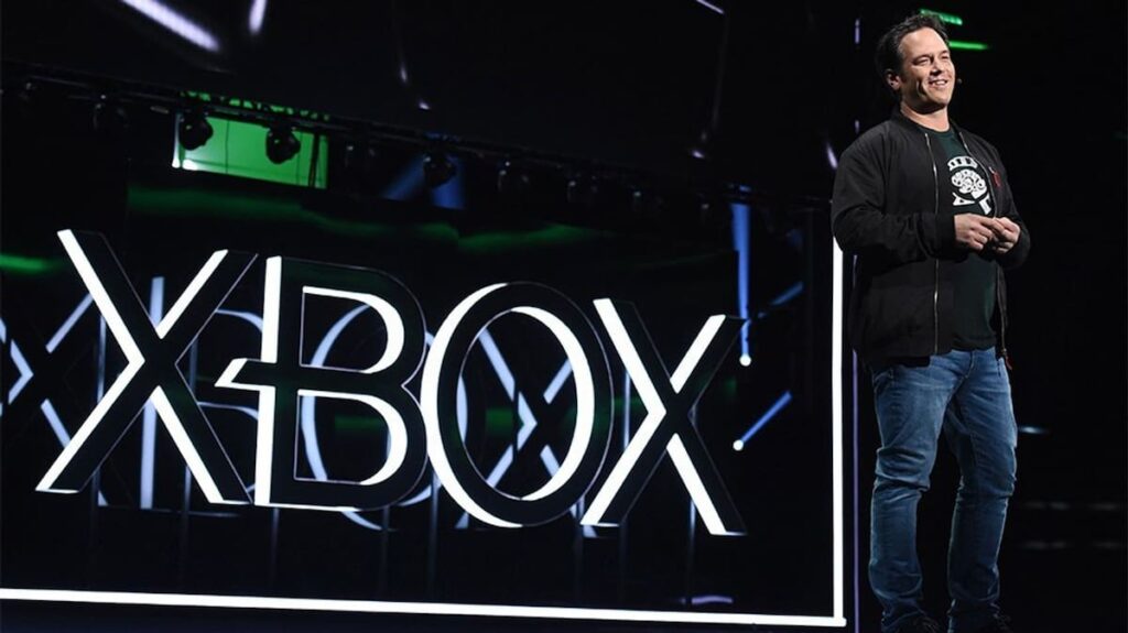 Phil Spencer en su oficina con un mando de Xbox, símbolo de su legado de 38 años en Microsoft y la revolución de Game Pass