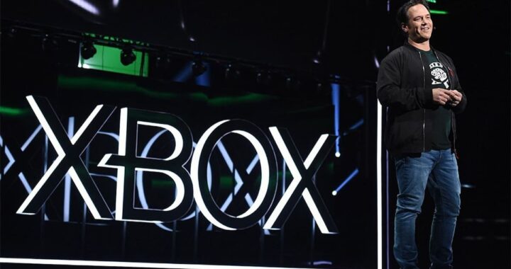 Phil Spencer en su oficina con un mando de Xbox, símbolo de su legado de 38 años en Microsoft y la revolución de Game Pass