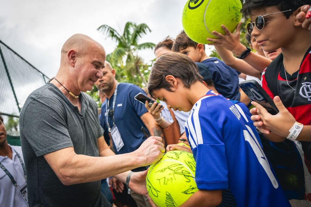 Andre Agassi con João Fonseca en cancha del Río Open, 38 años después de su primer título en Brasil