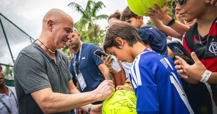 Andre Agassi con João Fonseca en cancha del Río Open, 38 años después de su primer título en Brasil