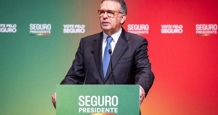 Urna electoral rodeada de agua por el temporal 'Leonardo' durante elecciones en Portugal con carteles de Seguro y Ventura