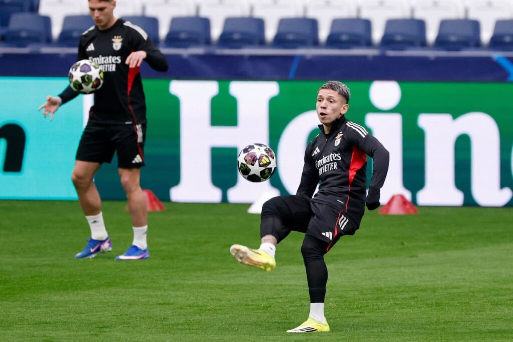 Gianluca Prestianni con rostro serio en el banquillo del Benfica, tras su suspensión por racismo en la Champions League