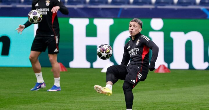 Gianluca Prestianni con rostro serio en el banquillo del Benfica, tras su suspensión por racismo en la Champions League