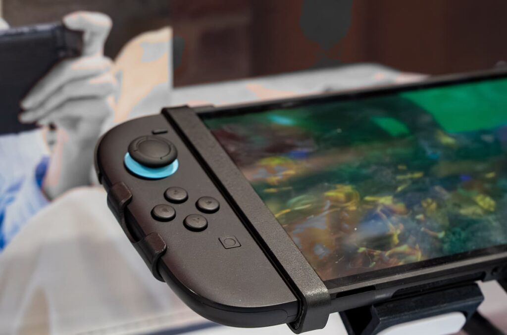 Consola Nintendo Switch 2 con juegos Pokopia y Resident Evil Requiem en pantalla OLED, mostrando gráficos 3D y colores vibrantes