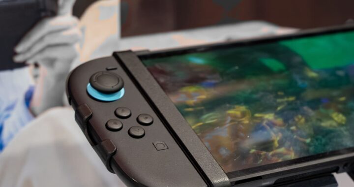 Consola Nintendo Switch 2 con juegos Pokopia y Resident Evil Requiem en pantalla OLED, mostrando gráficos 3D y colores vibrantes