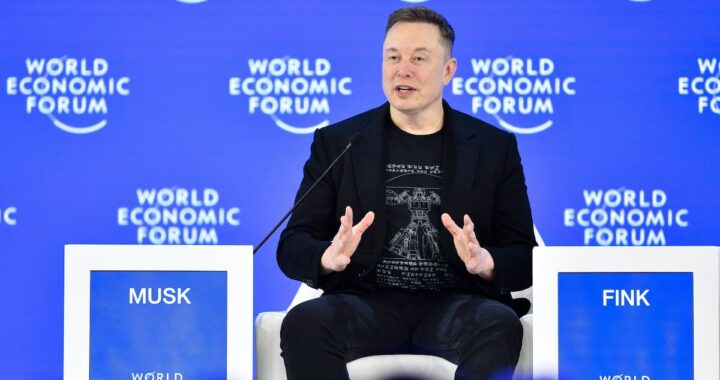 Elon Musk en Davos anunciando que la IA superará la inteligencia humana en 5 años con robots como Optimus de Tesla