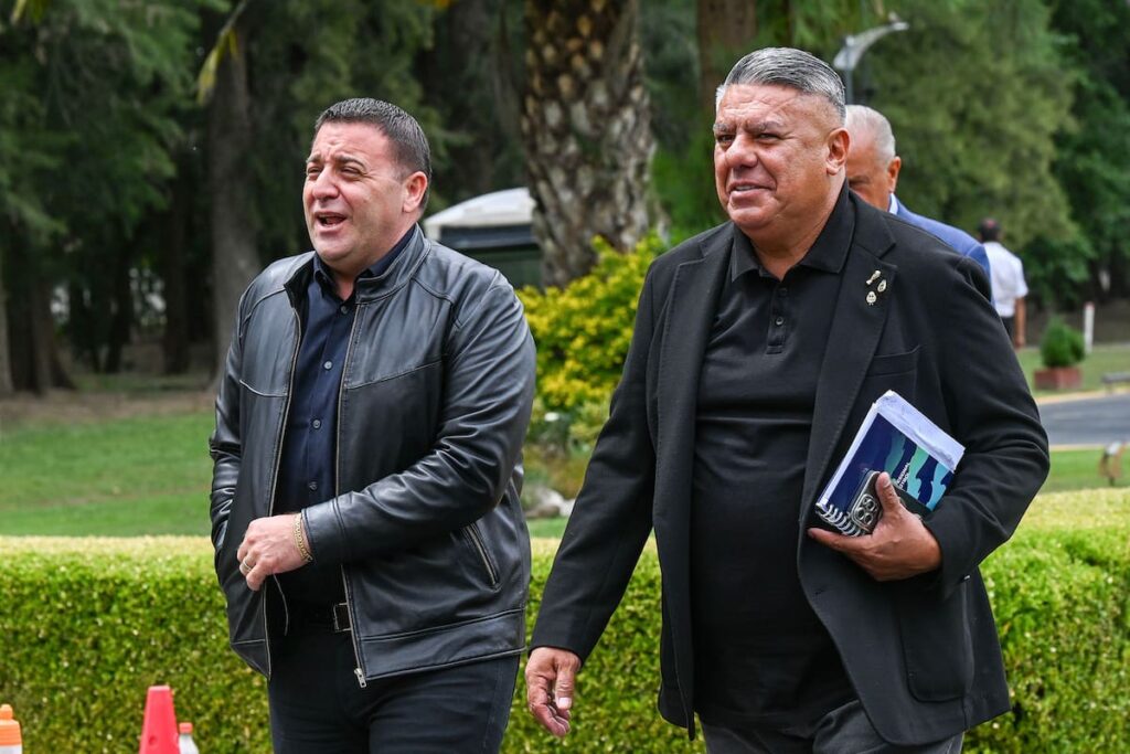 Dirigentes de 28 clubes argentinos reunidos en la AFA mostrando unidad tras Claudio Tapia durante conflicto judicial