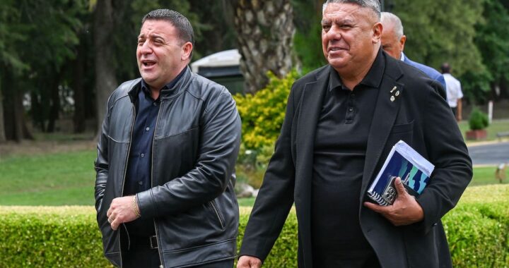 Dirigentes de 28 clubes argentinos reunidos en la AFA mostrando unidad tras Claudio Tapia durante conflicto judicial