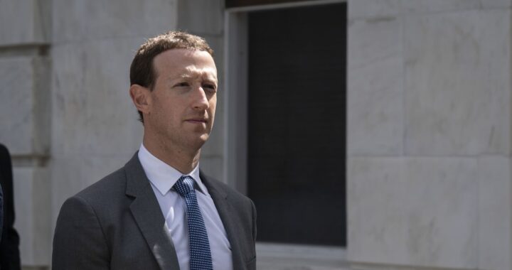 Mark Zuckerberg en sala de tribunal durante juicio por diseño adictivo en redes sociales con documentos legales en primer plano