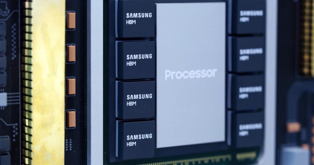 Chip HBM4 de Samsung sobre circuito azul con gráficos de rendimiento 2,5x superior para IA y centros de datos