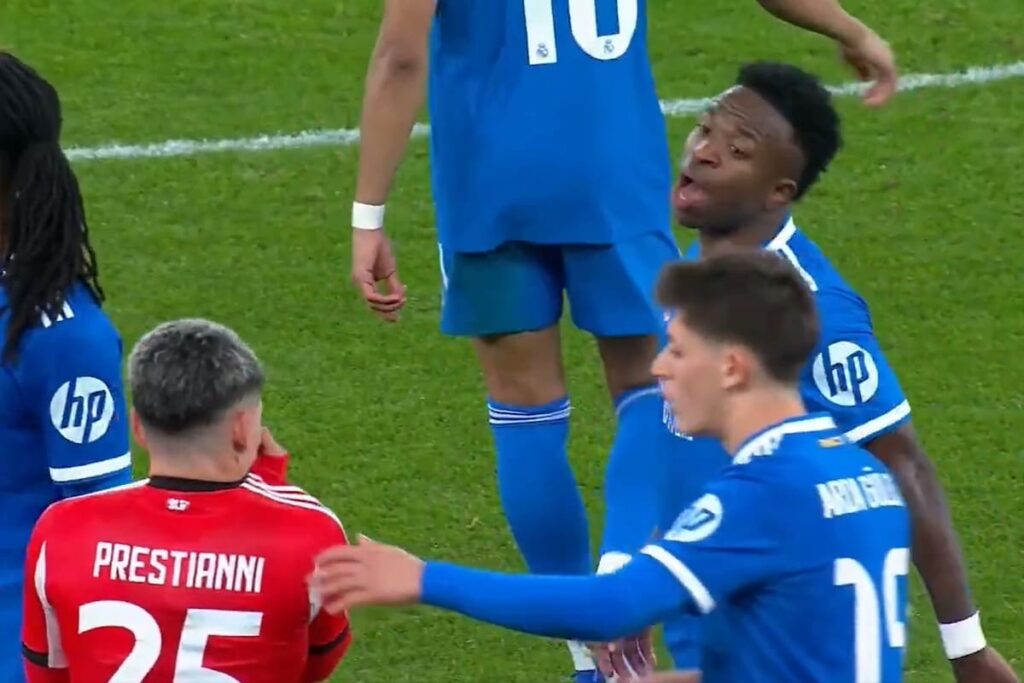 Vinicius Junior celebra su gol en el Madrid-Benfica mientras señala su brazo en protesta por insultos racistas en el Estadio da Luz