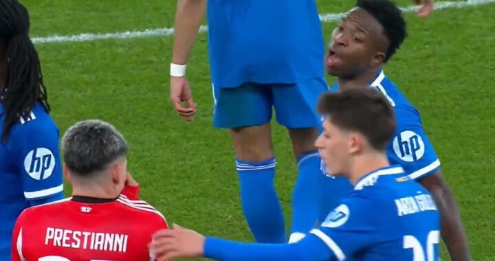 Vinicius Junior celebra su gol en el Madrid-Benfica mientras señala su brazo en protesta por insultos racistas en el Estadio da Luz