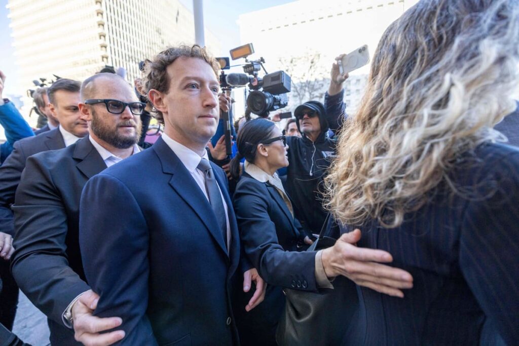 Mark Zuckerberg declarando en tribunal con documentos internos de Meta sobre estrategias para menores de 13 años en Instagram