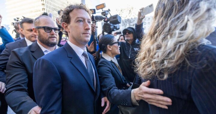 Mark Zuckerberg declarando en tribunal con documentos internos de Meta sobre estrategias para menores de 13 años en Instagram