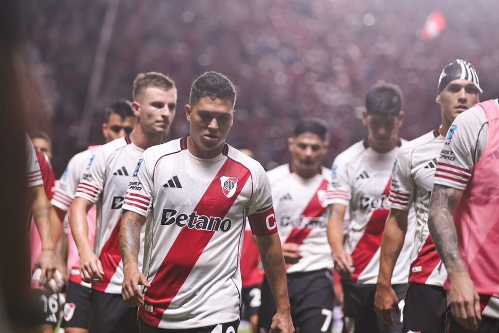 Marcelo Gallardo con gesto de frustración en el banco de River tras encajar un gol, reflejando la crisis defensiva del equipo