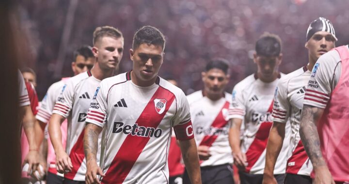 Marcelo Gallardo con gesto de frustración en el banco de River tras encajar un gol, reflejando la crisis defensiva del equipo