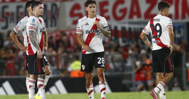 Jugadores de River abatidos tras recibir el 4-1 de Tigre en el Monumental, con hinchas abandonando el estadio