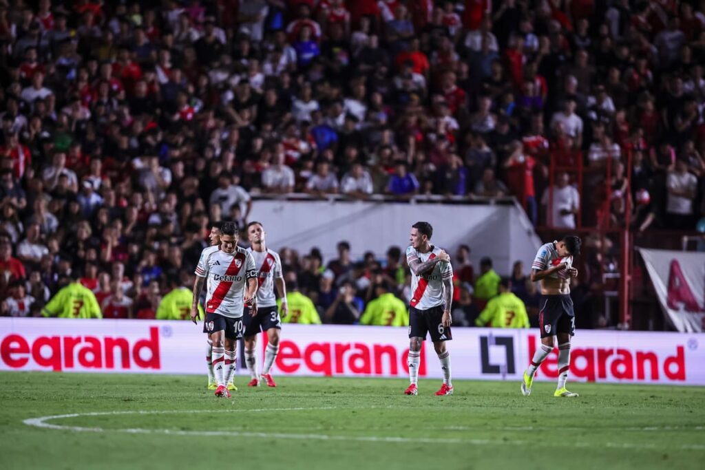 Marcelo Gallardo siendo expulsado en un partido de River con expresión de frustración y el árbitro mostrando tarjeta roja