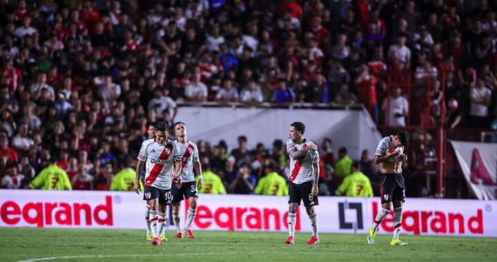 Marcelo Gallardo siendo expulsado en un partido de River con expresión de frustración y el árbitro mostrando tarjeta roja