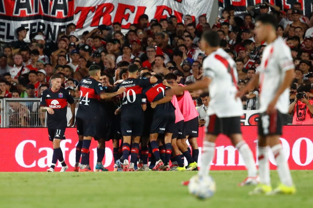 Emanuel Mammana mira impotente cómo Mateo Romero celebra el 1-0 de Tigre tras fallo defensivo por la banda izquierda de River