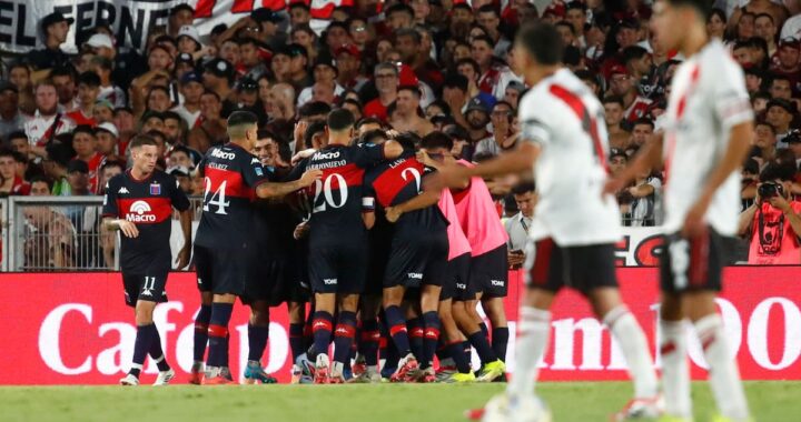Emanuel Mammana mira impotente cómo Mateo Romero celebra el 1-0 de Tigre tras fallo defensivo por la banda izquierda de River