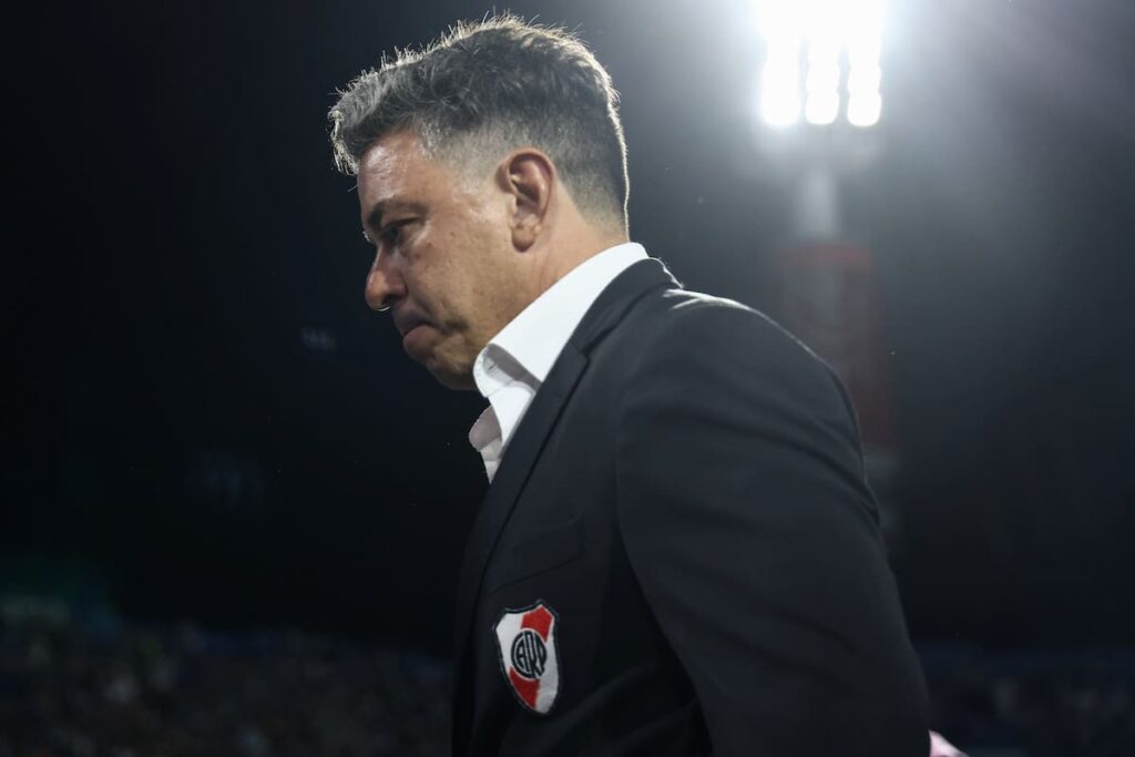 Marcelo Gallardo en el banquillo de River con expresión de frustración tras otra derrota, reflejando la crisis sin victorias