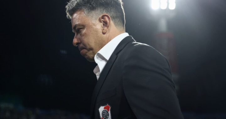Marcelo Gallardo en el banquillo de River con expresión de frustración tras otra derrota, reflejando la crisis sin victorias