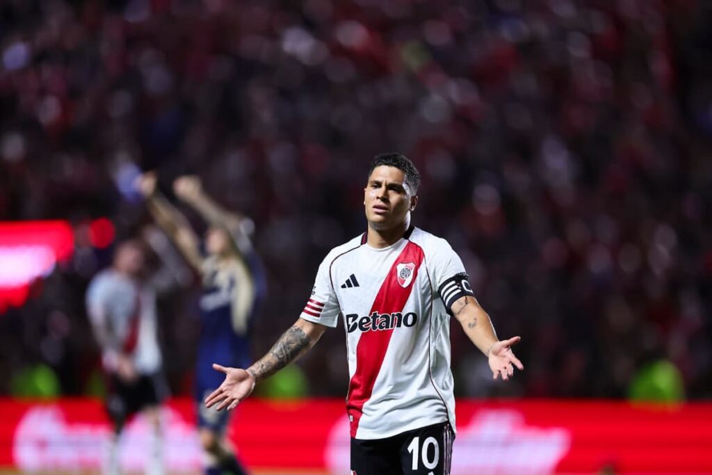 Juan Fernando Quintero con gesto de frustración en partido de River, reflejando la crisis de 17 partidos sin remontar y presión por el clásico con Boca