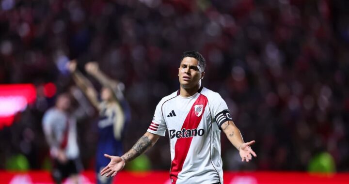 Juan Fernando Quintero con gesto de frustración en partido de River, reflejando la crisis de 17 partidos sin remontar y presión por el clásico con Boca