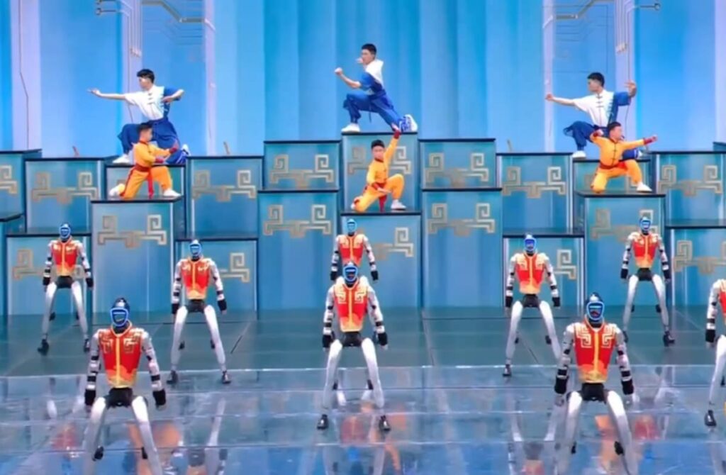 Robot chino ejecutando kung-fu con precisión humana en gala tecnológica 2026, contraste con fábricas argentinas