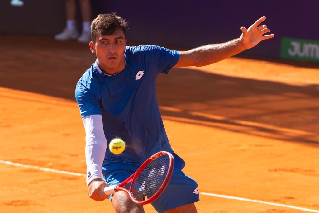 Román Burruchaga celebra su victoria en el Argentina Open con el puño en alto, tras superar amenazas y entrar al Top 100 ATP