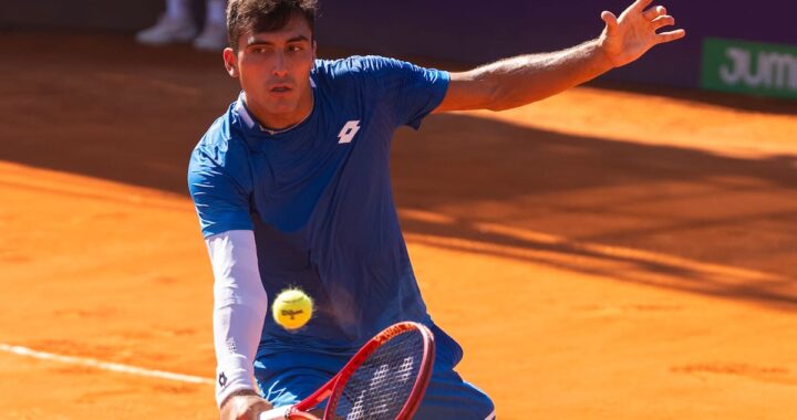 Román Burruchaga celebra su victoria en el Argentina Open con el puño en alto, tras superar amenazas y entrar al Top 100 ATP