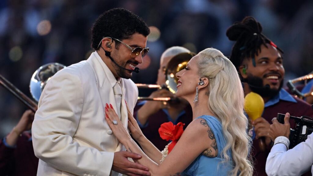 Bad Bunny en el escenario del Super Bowl con bandera de Puerto Rico y multitudes vibrando durante su récord de 204M espectadores