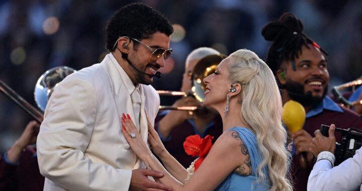 Bad Bunny en el escenario del Super Bowl con bandera de Puerto Rico y multitudes vibrando durante su récord de 204M espectadores