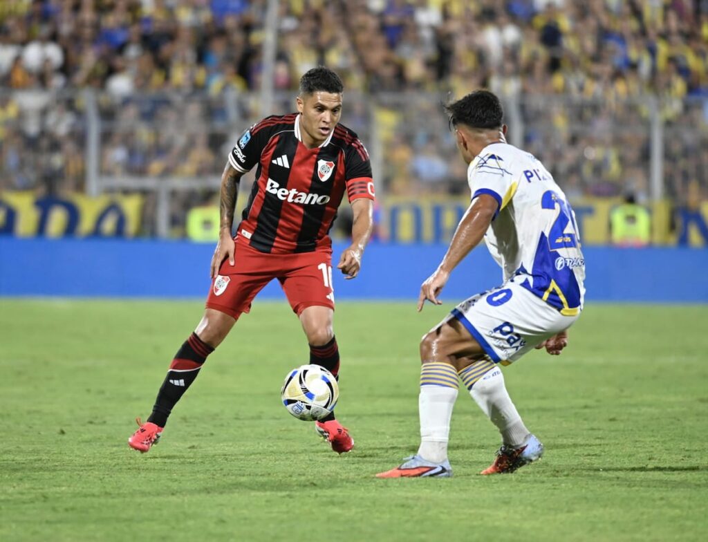 Ángel Di María en acción durante el polémico 0-0 entre Central y River con intervención del VAR
