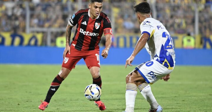Ángel Di María en acción durante el polémico 0-0 entre Central y River con intervención del VAR